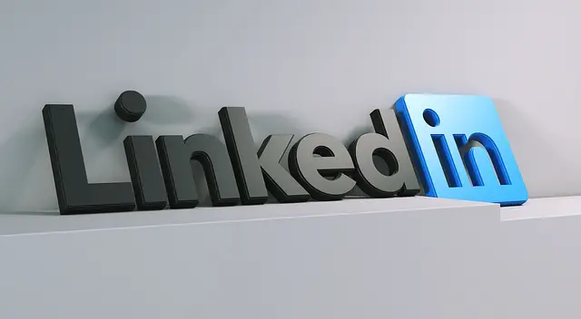 How Small Businesses Can Leverage LinkedIn (Infographic)